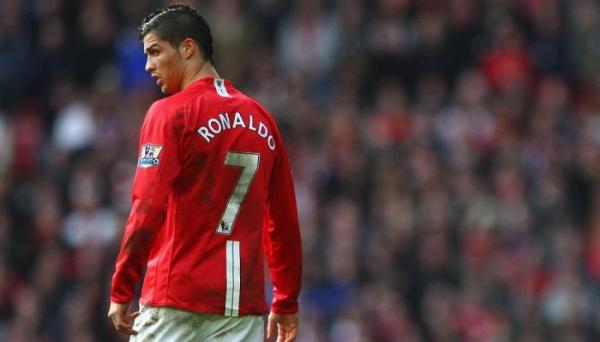 كريستيانو رونالدو سيرتدي القميص "رقم 7"