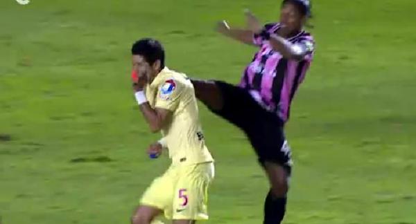 غريب .. رونالدينيو يضرب لاعبا بالقدم فى وجهه و الاخير يشكره