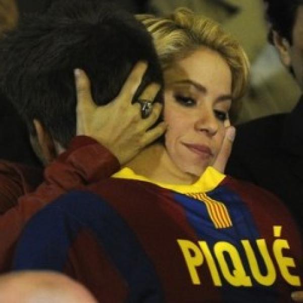 بالصور ... شاكيرا تواسي بيكي بـ \"القُبل والاحضان\" بعد الخسارة أمام ريال مدريد