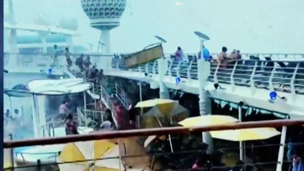 لحظات خوف داخل سفينة "رويال كاريبيان" بعد تعرضها لعاصفة قوية (فيديو)