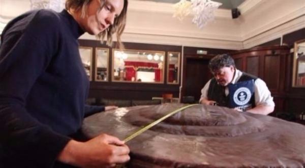 بالفيديو: بريطاني يدخل غينيس بصنع أكبر كعكة في العالم