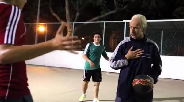 رجل مسن يبهر شبانا استخفوا بإمكانياته الكروية!