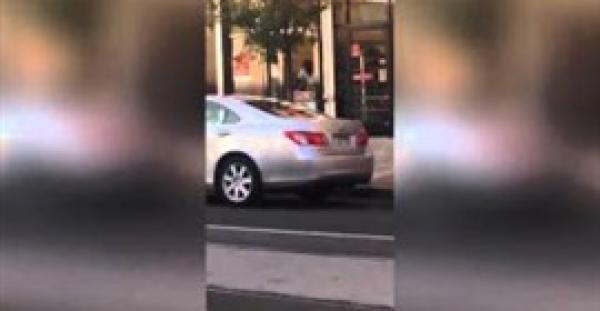 بالفيديو.. لص يستخدم رأسه لتحطيم زجاج نافذة للهرب