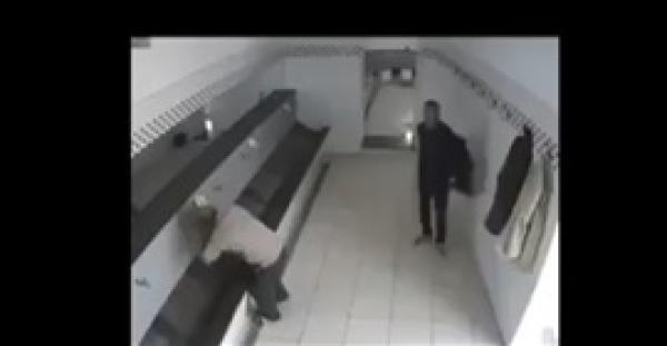 سرقة مصلين أثناء وضوئهم في مسجد (فيديو)