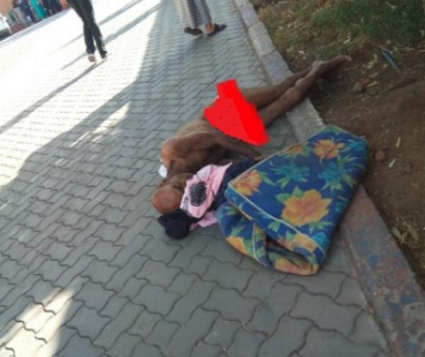 فيديو صادم وقلوب لحجر... سيارة إسعاف ترمي بشيخ مريض كما ولدته أمه بجانب المستشفى وفيسبوكيين يطالبون بفتح تحقيق