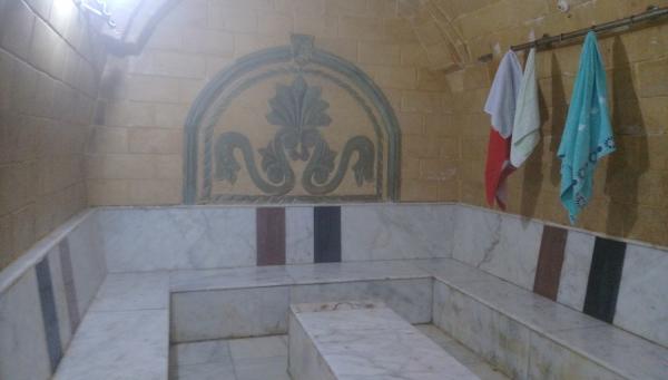 أمن الصويرة يعتقل "بزناس" خطير وهو "عريان" من داخل أحد الحمامات الشعبية