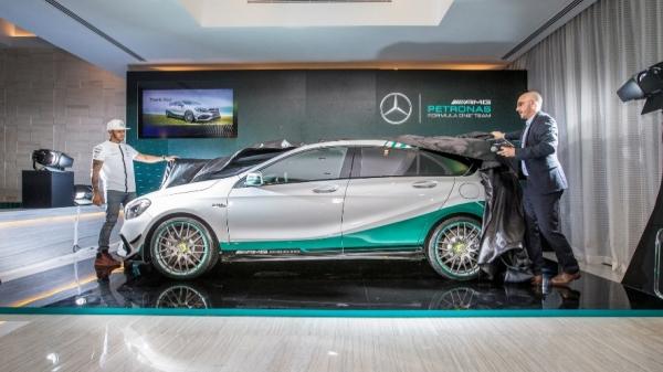 لويس هاميلتون يكشف عن طراز مرسيدس A 45 4MATIC