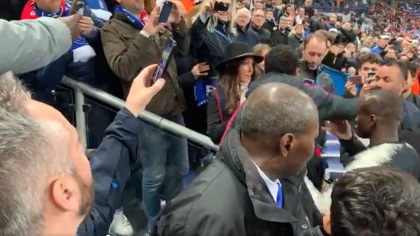 نيمار يعتدي على أحد مشجعي رين بعد خسارة كأس فرنسا (فيديو)