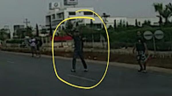 شباب يعرضون حياتهم و حياة الاخرين للخطر في الطريق السيار بالدار البيضاء باش يديرو أوطوسطوب