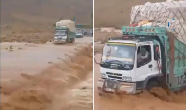 شاحنة بضائع تقود مغامرة غير محسوبة العواقب لعبور قنطرة تجرفها السيول
