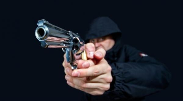 لاعب أرجنتيني يهدد مدربه بمسدس لهذا السبب