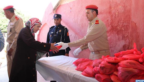 الحرس الملكي يقوم بتوزيع وجبة الإفطار