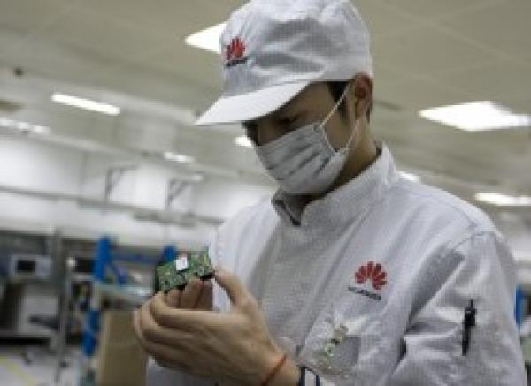 هواوى تطرح أول بطاقة خط موجه بسعة 1 تيرابايت