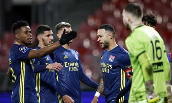 ليون يفوز على بريست ويرتقي إلى صدارة الدوري الفرنسي