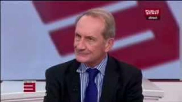 وزير فرنسي سابق يستفز الجزائريين بحركة غير أخلاقية