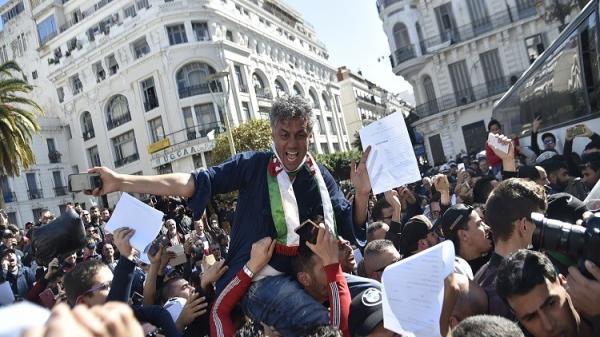 بالفيديو: مرشح لرئاسة الجزائر يقفز من شرفة مكتبه للمشاركة في مظاهرات الجمعة