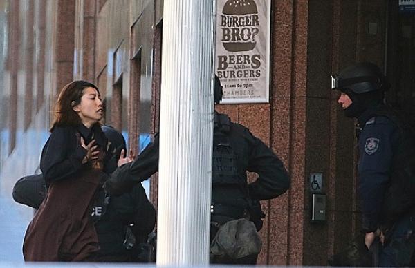 بالصور والفيديو: رهينتان تهربان من محتجزهما في سيدني