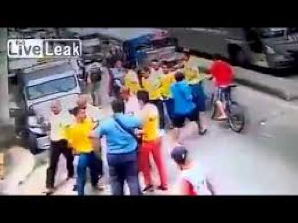 بالفيديو.. لحظة هروب سجين بسبب غباء الضباط بالفلبين