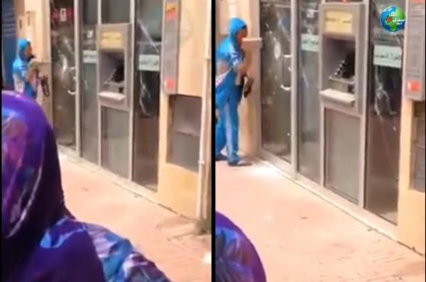 بالفيديو .. مواطن غاضب يكسر واجهة و باب بنك بتزنيت