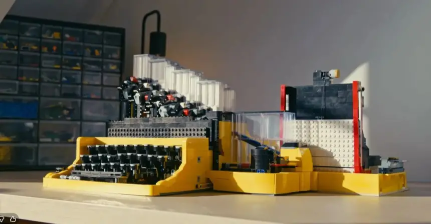 هاوٍ يحوّل مكعبات ليغو إلى آلة كاتبة حقيقية قادرة على الكتابة