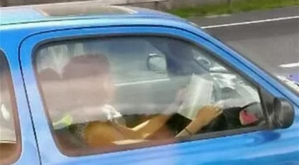 بريطانية تقرأ كتاباً أثناء قيادة سيارتها , فشل السائقون في إيقافها