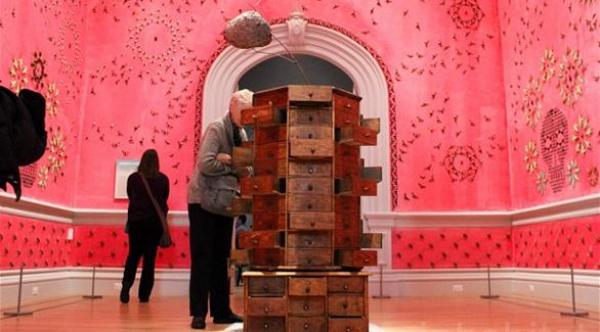 بالصور: فنانة أمريكية تصنع لوحة من 5000 حشرة