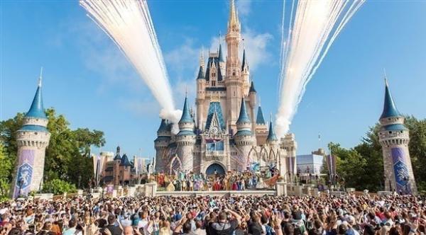 زوجان يتمكنان من ركوب جميع ألعاب ديزني في 18 ساعة