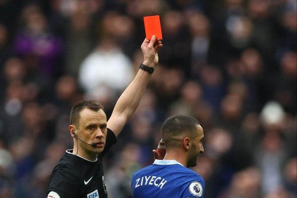 صفع لاعب الخصم.. "الفار" ينقذ زياش من الطرد في "ديربي لندن"