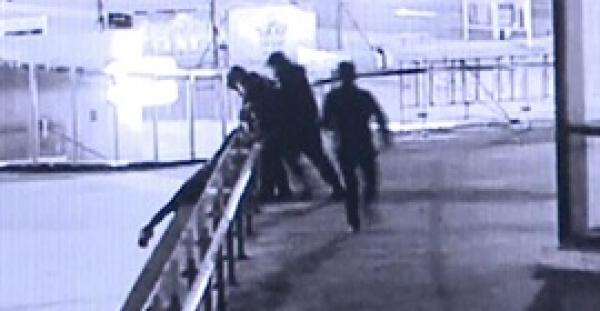 شاهد.. لحظة إنقاذ سيدة حاولت الانتحار