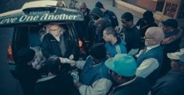 بالفيديو.. عجوز يوزع 520 ألف ساندوتش على الجوعى والمشردين