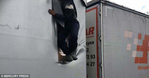 بالفيديو: شاهد كيف فر هذا المهاجر من مؤخرة شاحنة