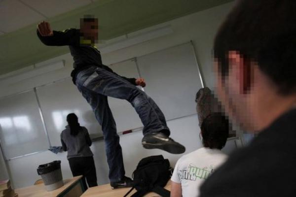 تلميذ يعتدي على أستاذ بالقصر الكبير بالعفس على رأسه وهذه هي التفاصيل الصادمة