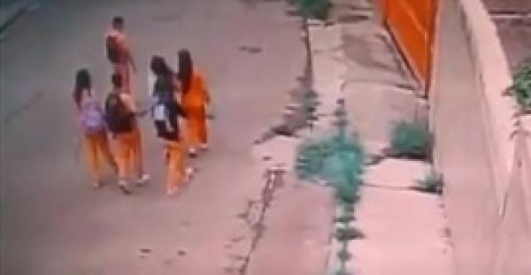 شرطيان بملابسهما المدنية ينقذان 4 فتيات من السرقة (فيديو)