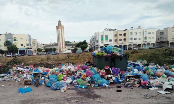 بالصور: غضب ساكنة تمارة بسبب الأزبال المتراكمة يدفع مجلسها الجماعي إلى تقديم "اعتذار" رسمي