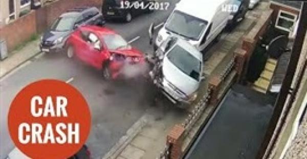 بالفيديو.. سيارة مسرعة تصطدم بـ4 سيارات