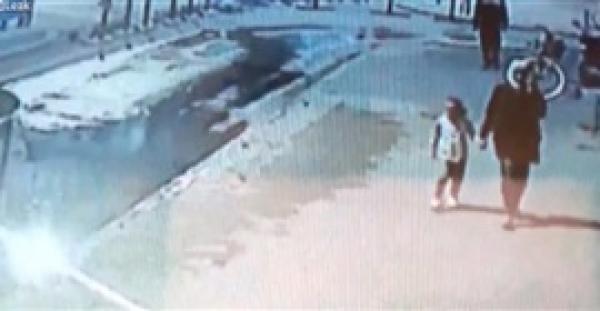 لص يسرق هاتفا من يد صاحبته بوضح النهار على طريقة اخطف واجري (فيديو)