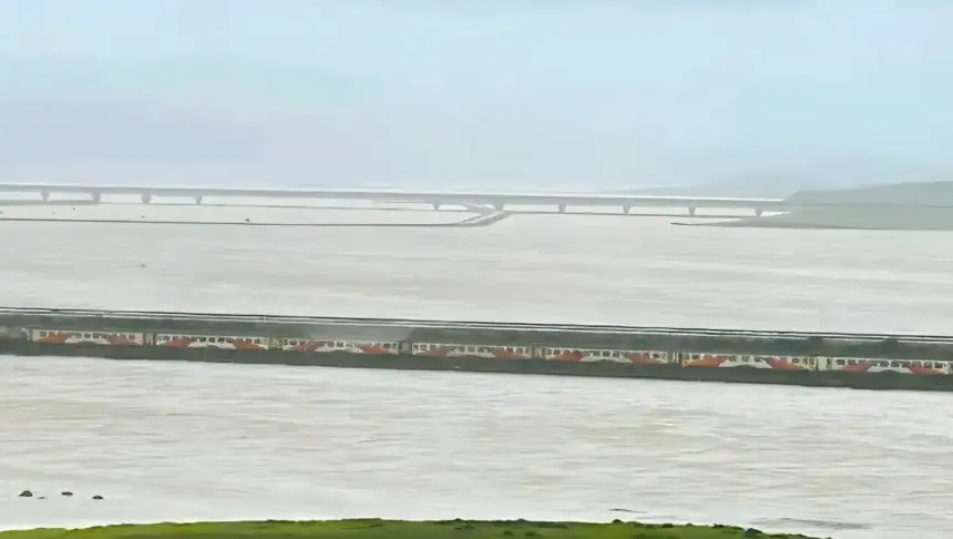 طنجة تحت حصار السيول.. الأمطار الغزيرة تجتاح الطرق وتهدد حركة القطارات