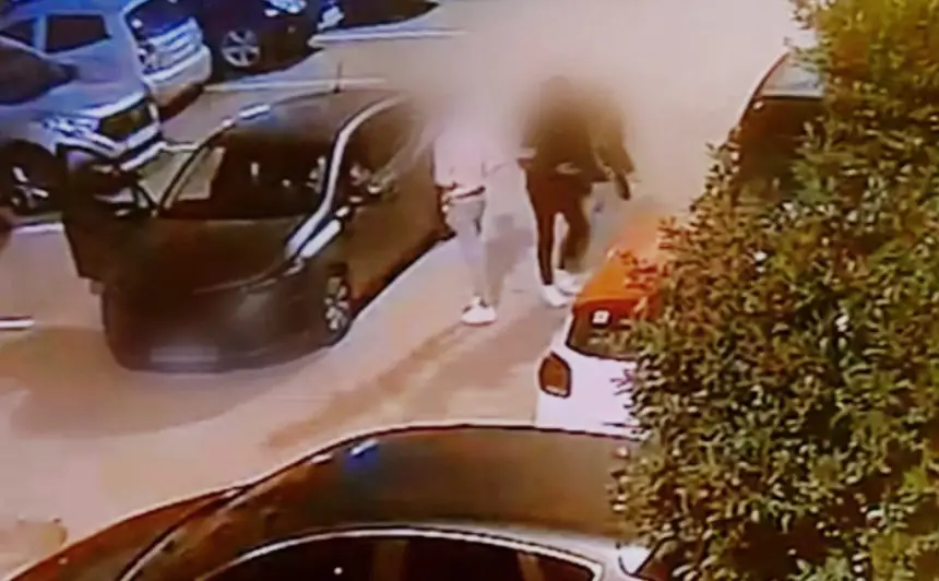 اعتداء صادم بطنجة.. "مؤثّرون" ينهالون على حارس عمارة ويسلبونه هاتفه بدعوى تصويرهم