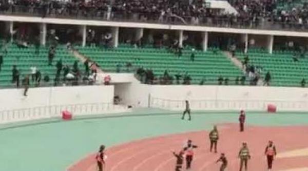 بالفيديو: أحداث شغب ومواجهات بين جمهور حسنية أكادير  والرجاء البيضاوي داخل الملعب