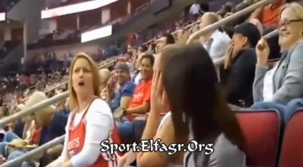 مشجعة تصفع رجل "بقسوة" بعدما أصر علي تقبيلها !