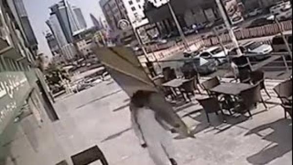 بالفيديو.. سعودي ينجو بإعجوبة بعد سقوط لوح زجاج بجواره