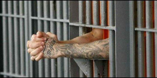 مغربي هائج يعتدي على سجان اسباني في مناطق حساسة من جسمه