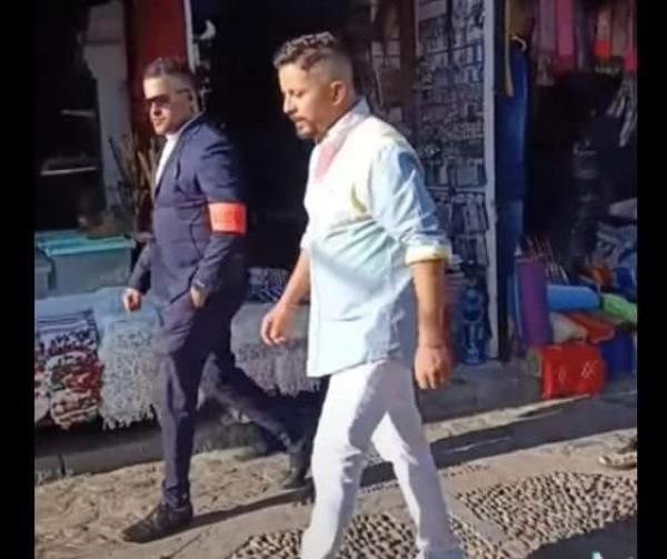 ظهور "حاتم عمور" رفقة حراس شخصيين يجر عليه وابلا من الانتقادات وهكذا كان الرد