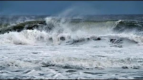 شاهد..قوة الرياح والأمواج توقف حركة الصيد البحري بأكادير