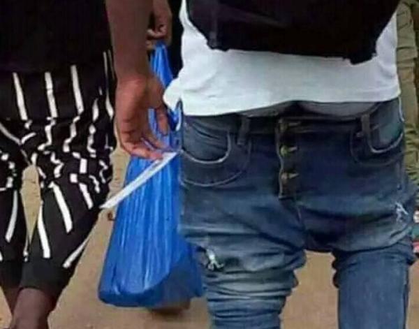 بعد المحجبة المتبرجة، شاب بسروال مقلوب يخلق ضجة بـ"الفايسبوك"