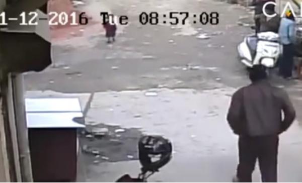 بالفيديو: العناية الإلاهية تنقذ طفلة بعد أن مرت سيارة من فوقها