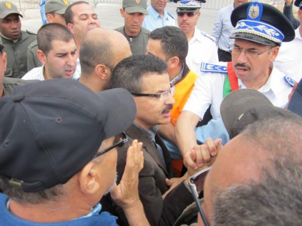 بوليس الحدود بباب سبتة يحاصرون مناضلي العصبة المغربية للدفاع عن حقوق الانسان