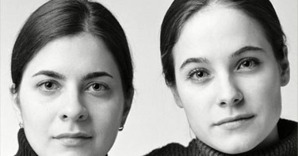 بالصور: أخوة بالشكل فقط.. غرباء يبدون كالتوأم