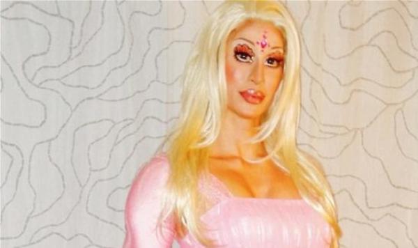 شاب ينفق 150 ألف دولار ليتحول إلى دمية