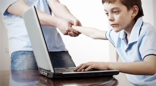 لماذا يجب تقليص وقت استخدام الأطفال للشاشات؟